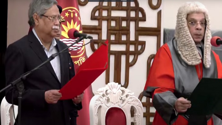 নতুন প্রধান বিচারপতি হিসেবে আজ শপথ গ্রহণ করেছেন বিচারপতি সৈয়দ রেফাত আহমেদ